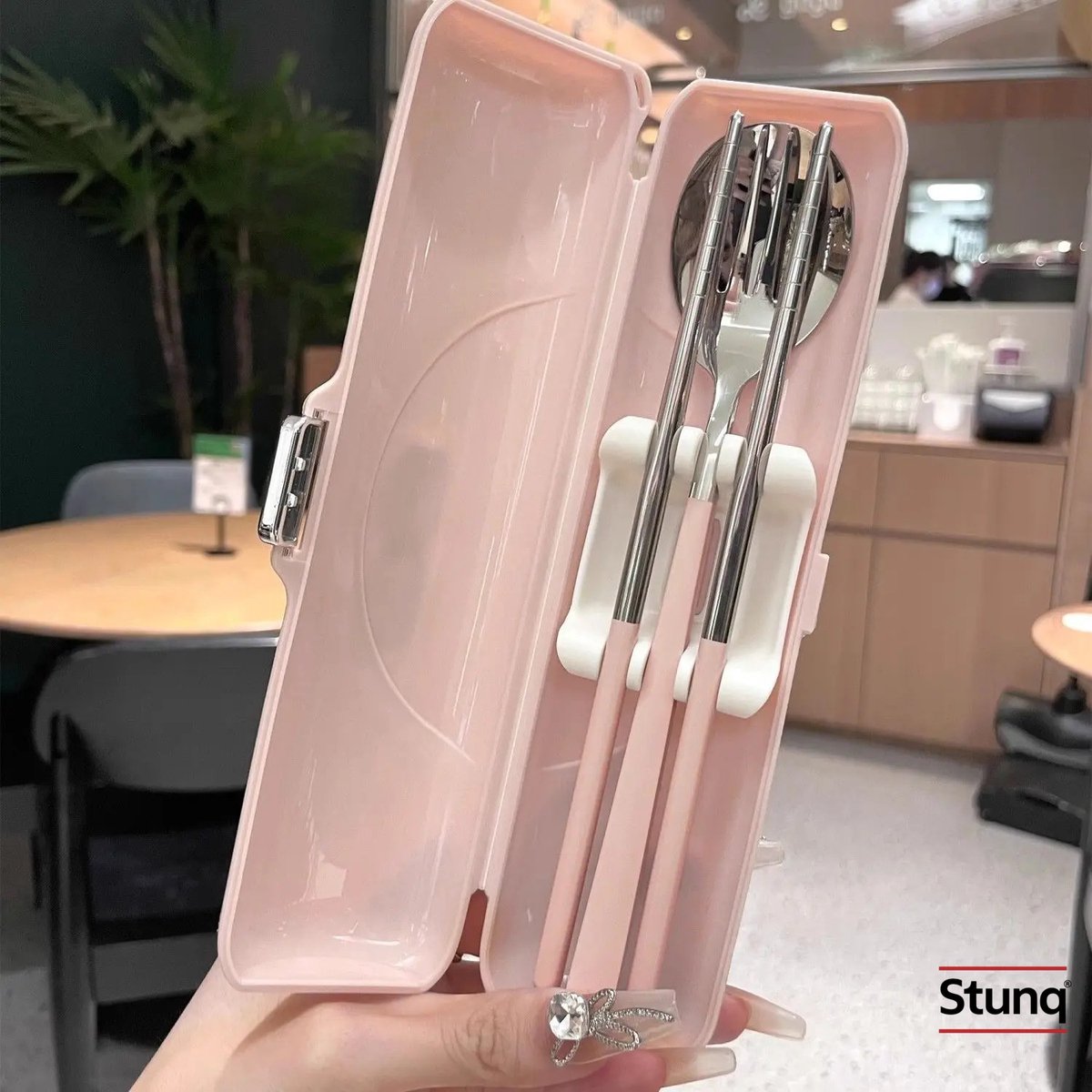 Stunq® Draagbare Bestekset Roze - 304 RVS Camping Bestek met Eetstokjes, Vork, Lepel en Mes in Etui