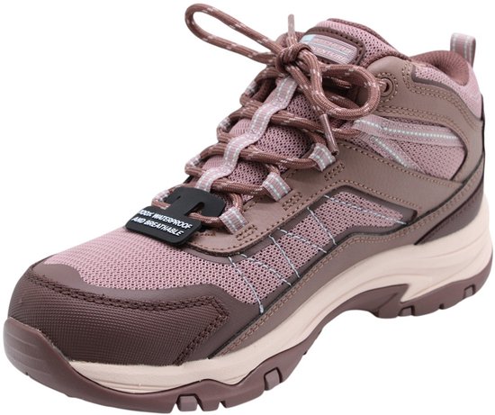 Bruine en roze wandelschoen met veters, zijaanzicht. Een label met '100% WATERPROOF AND BREATHABLE'.