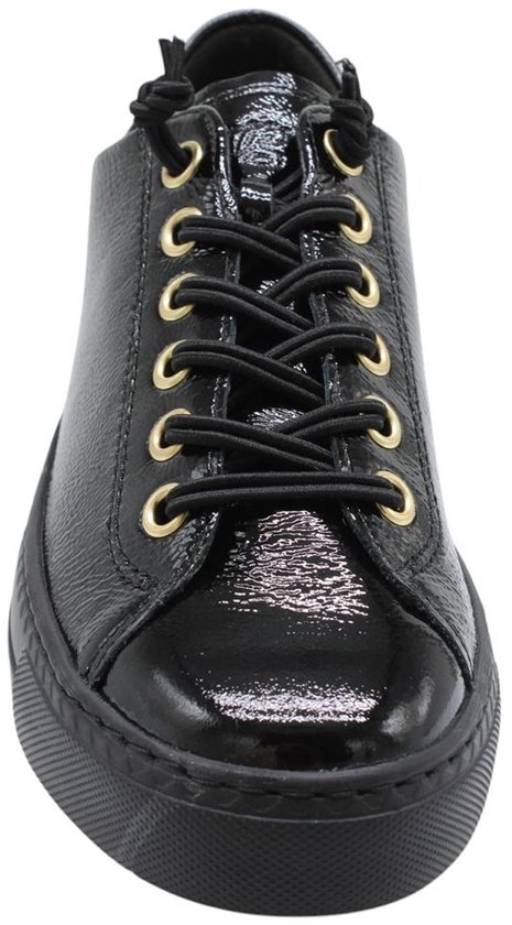 Zwarte lakleren Paul Green sneaker met gouden veterringen en zwarte veters.