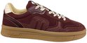 Bordeauxrode suède sneaker met crèmekleurige veters, textuurdetail aan de zijkant en de tekst "MARUTI" op de bruine zool.