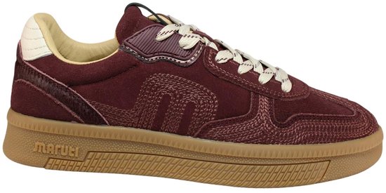 Bordeauxrode suède sneaker met crèmekleurige veters, textuurdetail aan de zijkant en de tekst "MARUTI" op de bruine zool.