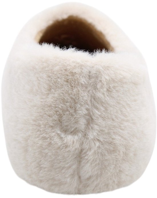 Achterkant van een lichtbruine, fluffy pantoffel.