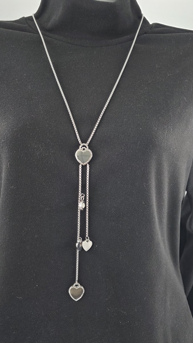 Halsketting - RVS - zilverkleurige Y-ketting lange met verschillende hartvormige hangers en bedeltjes.  Een prachtige lange halsketting die jouw trui helemaal compleet maakt!