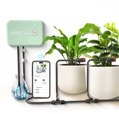 Automatisch bewateringssysteem van LetPot met een groen kastje, aangesloten op twee planten. Een smartphone toont de bedieningsapp.