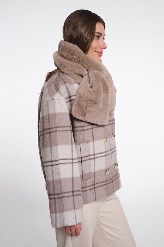Model van opzij met een beige geruite jas met bruine knopen en een bruine imitatiebont sjaal.
