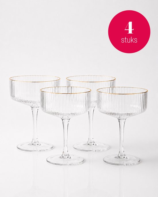 Quatre coupes de champagne avec bord doré et nervures verticales. 4 pièces.