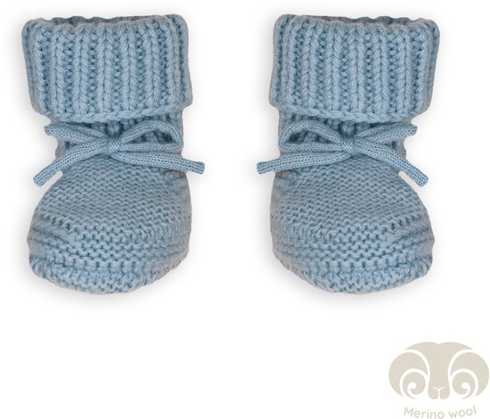 Blauwe merinowollen babyslofjes met opgerolde boord en veter. Gebreide structuur.