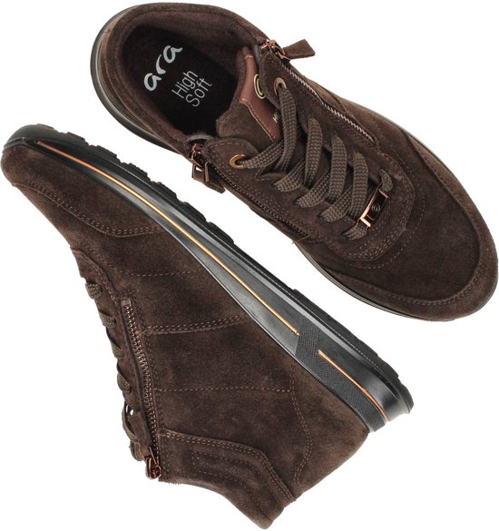 Bovenaanzicht van bruine suède veterboots met koperkleurige ritsen. 'ara High Soft' logo zichtbaar in schoen.