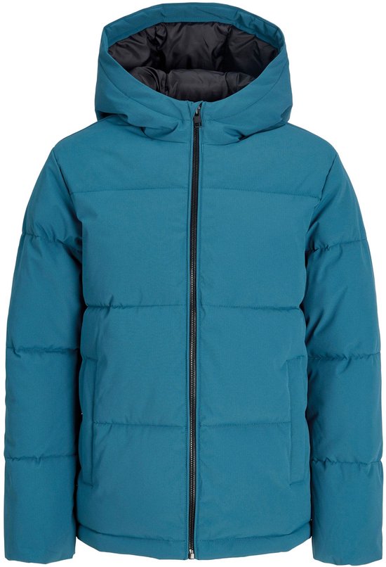 Blauwe puffer jas met capuchon, van voren gezien.
