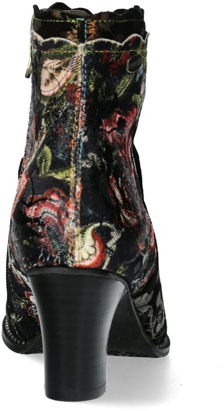 Achterkant van zwarte enkellaars met bloemenprint in groen, rood en goud.