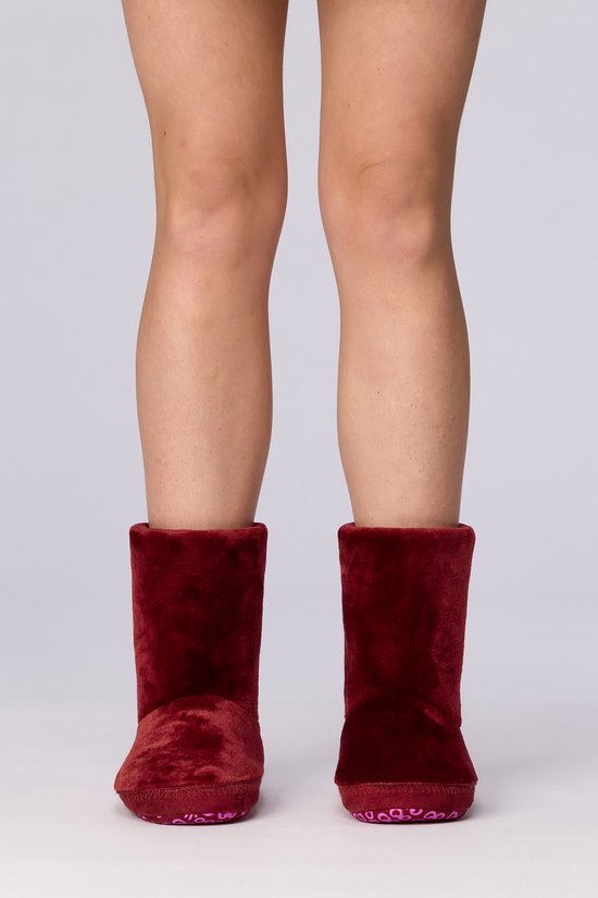 Pantoufles bordeaux avec un motif rose all-over sur les semelles.