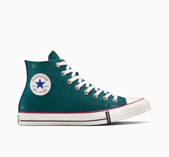 Donkergroene hoge sneaker met wit All Star-logo en Converse-label op de zool.