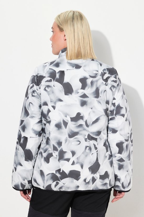 Achterzijde van het omkeerbare HYPRAR jack met zwart-witte abstracte print en zwarte boorden.