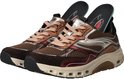 Bruine sneakers met metallic rode en zilveren accenten en zichtbare uitneembare inlegzolen.