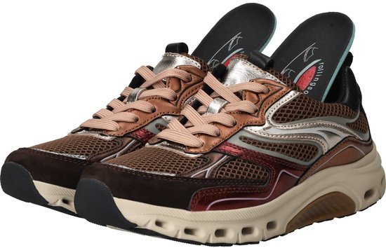 Bruine sneakers met metallic rode en zilveren accenten en zichtbare uitneembare inlegzolen.