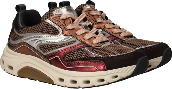 Bruine sneakers met metallic rood en zilveren details, mesh panelen en beige zool.