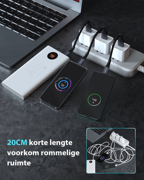 Een witte powerbank, twee telefoons en een laptop worden opgeladen via witte adapters en zwarte gevlochten kabels op een stekkerdoos. Tekst: 20CM korte lengte voorkomt rommelige ruimte.