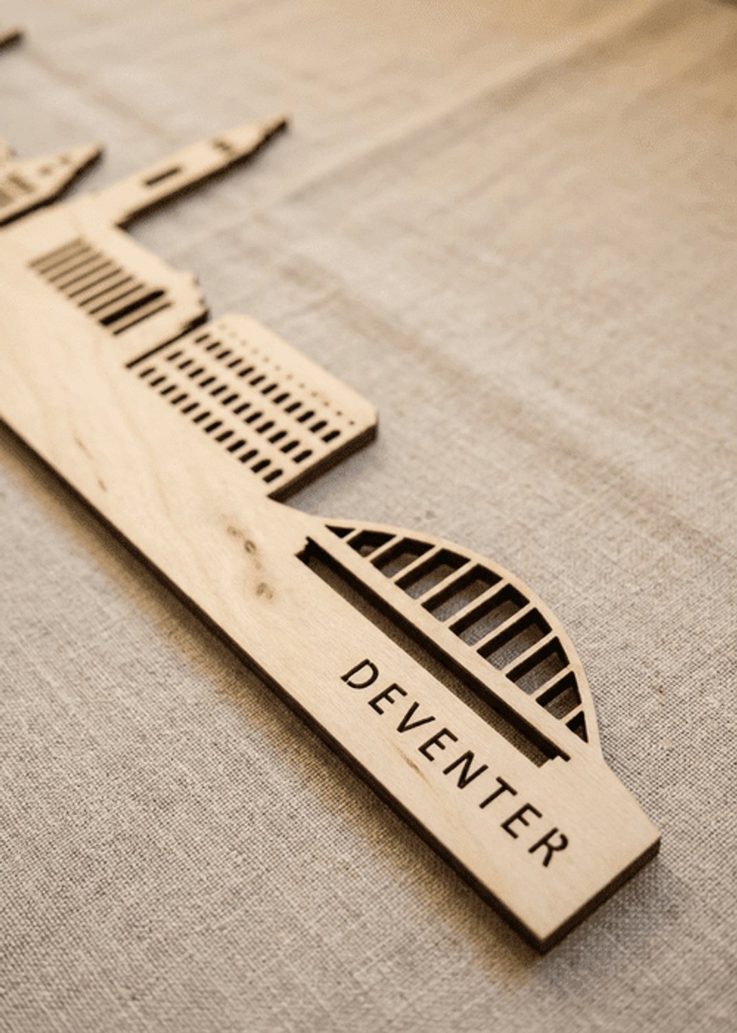 Houten Skyline Deventer | Wanddecoratie voor aan de muur | Berken | 100 x 17,5 cm
