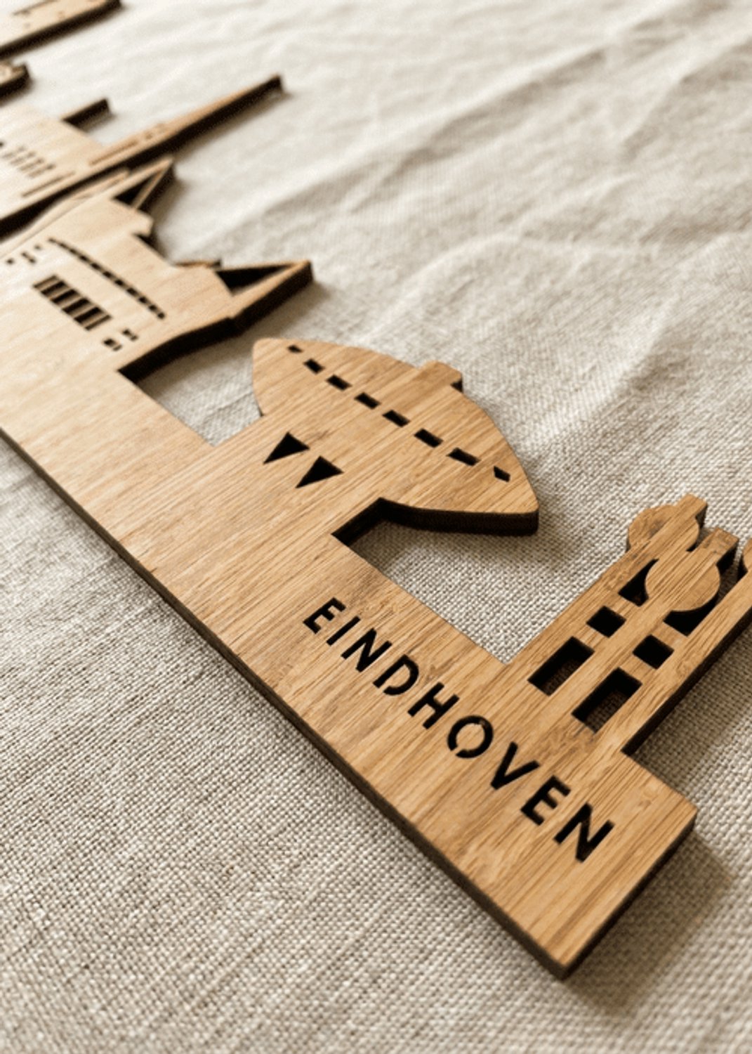 Houten Skyline Eindhoven | Wanddecoratie voor aan de muur | Bamboe | 100 x 20 cm