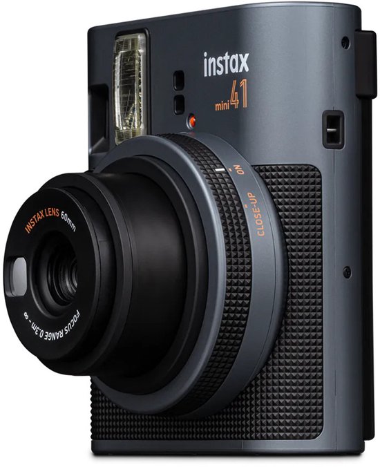 Zijaanzicht van donkergrijze Fujifilm Instax Mini 41 instantcamera, met uitschuifbare lens en 'Close-up' instelling.