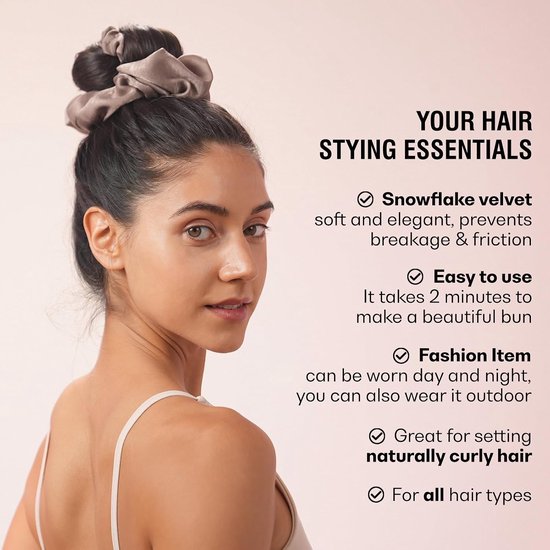 Vrouw met een knotje en haarelastiekje, met tekst over haarstyling-essentials, fluweelzacht materiaal en gebruiksgemak.
