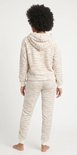 Model draagt de achterkant van beige fleece loungewear met zebraprint. De set bestaat uit een hoodie en een joggingbroek.