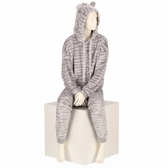 Lichtgrijze loungewear set met capuchon en broek, zebraprint, gedragen door een zittende paspop met oortjes op de capuchon.