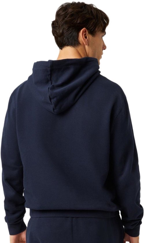 Achterkant van een donkerblauwe hoodie met capuchon, gedragen door een man.