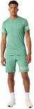 Man in een mintgroen sportshirt met beige logo op de mouwen en bijpassende mintgroene sportshort.