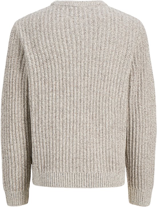 Achterkant van de beige grofgebreide trui met ronde hals.
