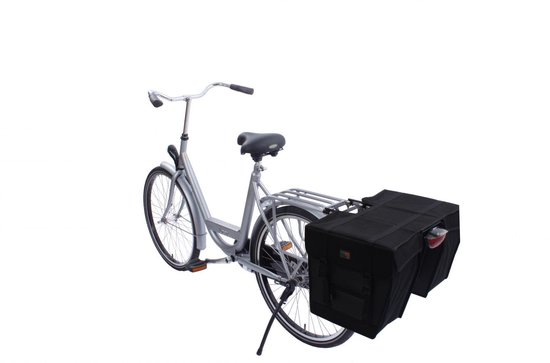 Zilveren transportfiets met zwarte dubbele fietstas op de bagagedrager.