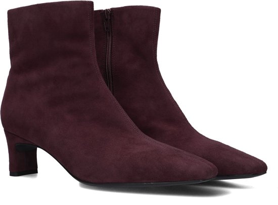 Paar donkerpaarse suède enkelboots met een spitse neus, rits en blokhak.