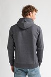 Achterkant van een man met donkergrijs gemêleerd vest met capuchon en ribgebreide boorden.