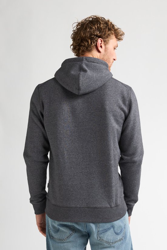 Achterkant van een man met donkergrijs gemêleerd vest met capuchon en ribgebreide boorden.