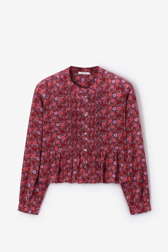 Blouse rouge foncé à fleurs, col rond, fermeture boutonnée et détails plissés sur le devant.