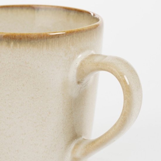 Beige stenen mok met een glad oppervlak en een subtiele bruine rand.