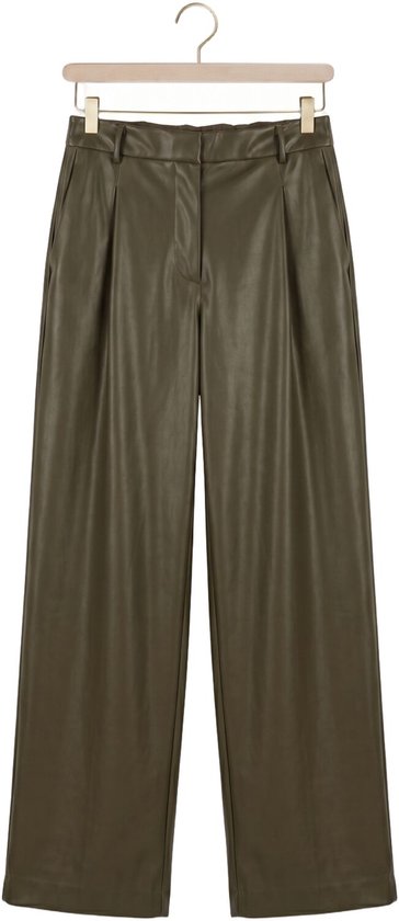 Olijfgroene, wijdvallende broek van imitatieleer met hoge taille en plooien, gepresenteerd op een kledinghanger.