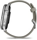 Zijaanzicht van zilverkleurige smartwatch met grijze band, metalen behuizing en fysieke knoppen.
