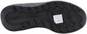 Onderkant van een zwarte Skechers-zool met een robuust profiel en een wit label met materiaalsymbolen.