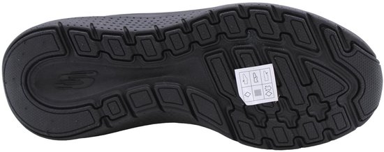 Onderkant van een zwarte Skechers-zool met een robuust profiel en een wit label met materiaalsymbolen.