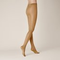 Model draagt een semitransparante beige panty met een effen, gladde textuur op een lichte achtergrond.