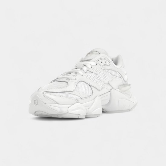 New Balance 9060 sneakers in volledig wit met mesh- en leren overlays en een robuuste ABZORB-zool.