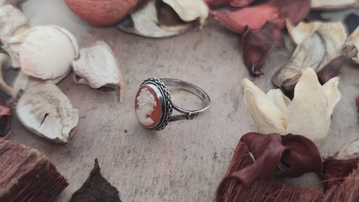 Ring met echte kamee op schelp