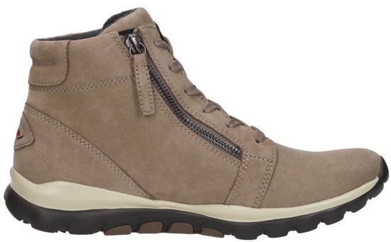 Zijaanzicht van een beige hoge veterschoen met rits.