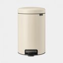 Crème Kleurige Brabantia NewIcon prullenbak met een donkergrijs voetpedaal.