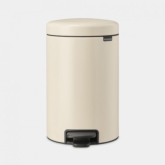 Crème Kleurige Brabantia NewIcon prullenbak met een donkergrijs voetpedaal.