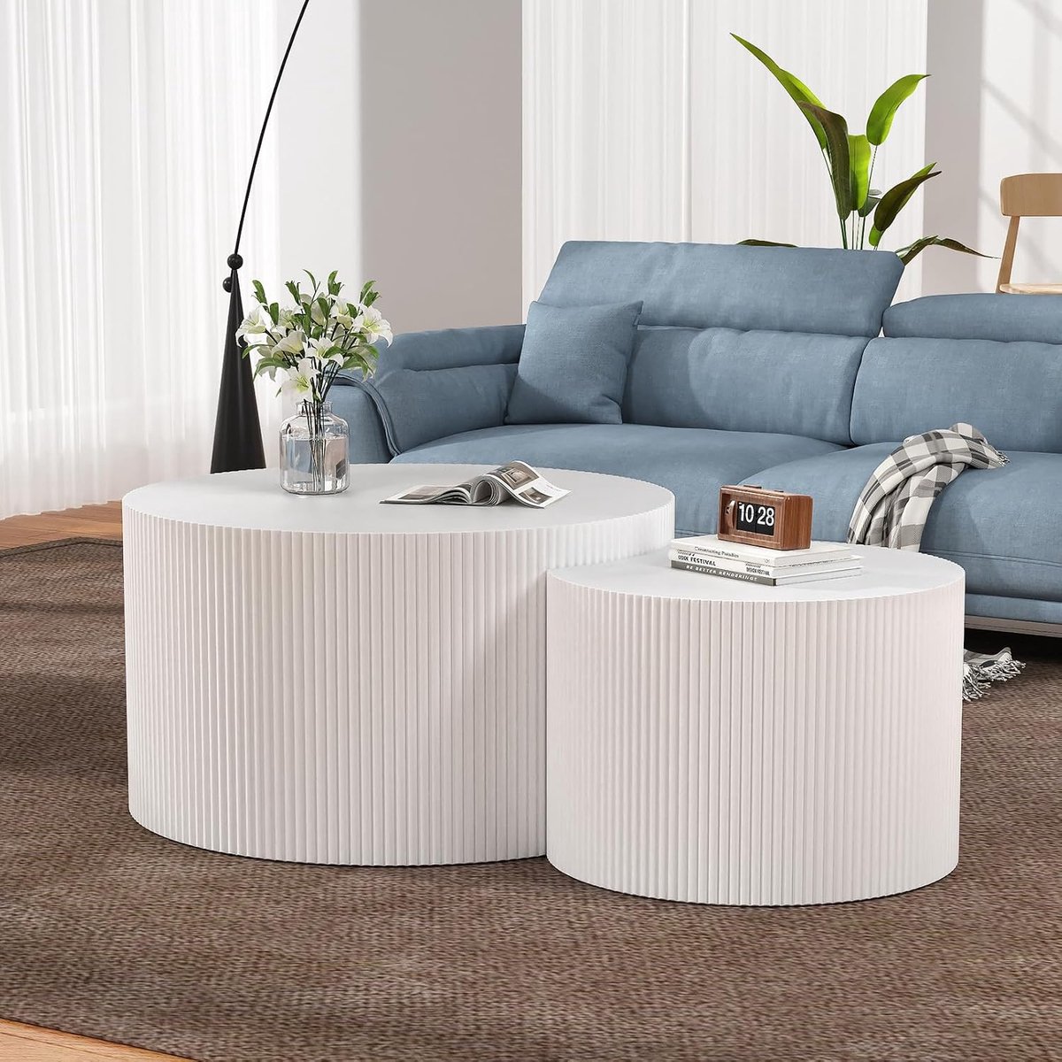 Set van 2 ronde bijzettafels met antislipvoetjes, in mid-century modern design, gegroefd hout, geschikt voor woonkamer, kleine ruimtes, slaapkamer en balkon,A