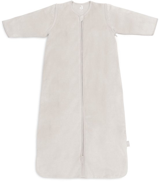Off-white fluwelen babyslaapzak met ritssluiting over de hele lengte en lange mouwen.