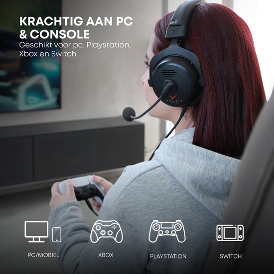 Vrouw met zwarte Beyerdynamic MMX 330 PRO headset, geschikt voor PC, PlayStation, Xbox en Switch.