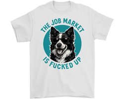 Werkzoekende Shirt – THE JOB MARKET IS FUCKED UP – Casual Outfit – Unisex T-Shirt voor Dames & Heren – Humor Cadeau